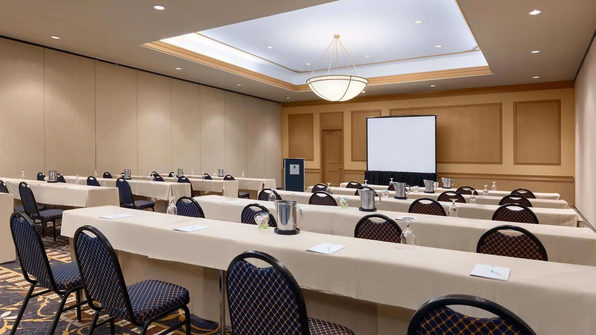 Embassy Suites Pittsburgh - International Airport Coraopolis 3*,